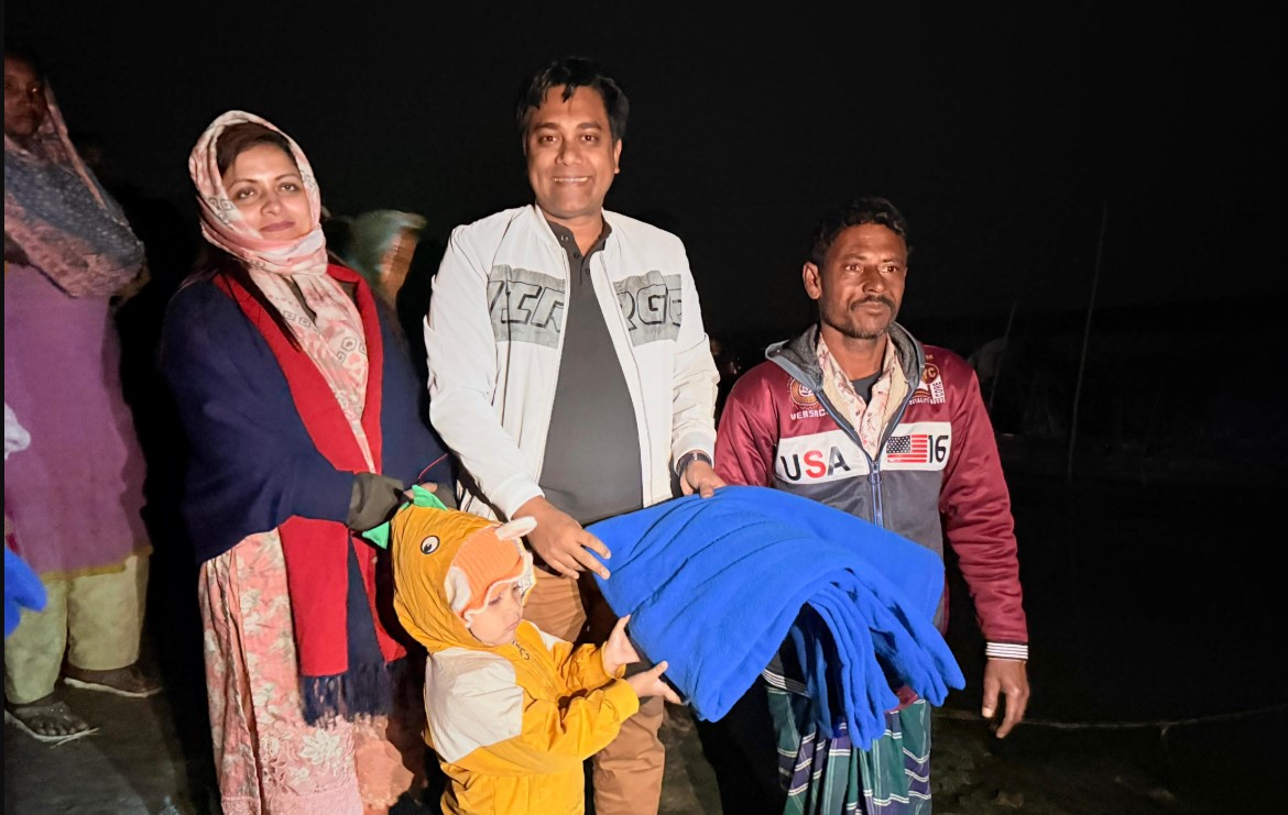 সপরিবারে শীতার্তদের পাশে ইউএনও